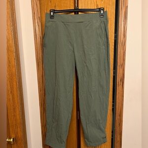 Hiking pants with zipper pockets